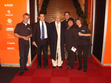 Avo Uvezian mit Ehefrau (rechts) und Avo Schweiz-Chef Niklaus Rudin (links)