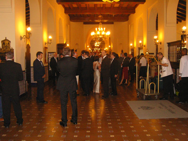 Erwartungsfrohe Gesellschaft: Lobby Hotel Nacional vor der Gala Night