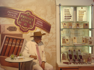 Avo Uvezian müde am Stand von Private Stock