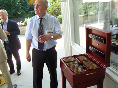 Pierre Müller von Intertabak mit den neuen Montecristo Open-Zigarren