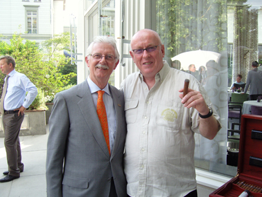 Samuel Menzi mit Monsieur Spring von der Casa del Habano in Genf
